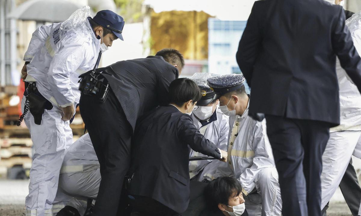 Primer ministro japones resulta ileso luego de que le lanzaran un explosivo en un acto de campaña : Noticias de