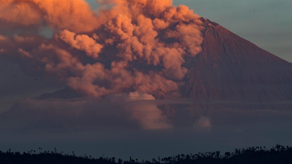 Uno de los volcanes mas activos de Ecuador lanza gigantezca nube de cenizas de 5 millas : Noticias de