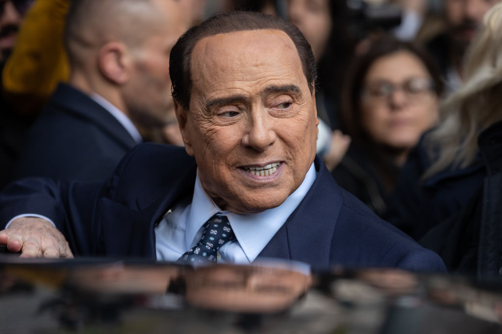 Exprimer ministro italiano Silvio Berlusconi sigue en cuidados intensivos, esta consciente : Noticias de