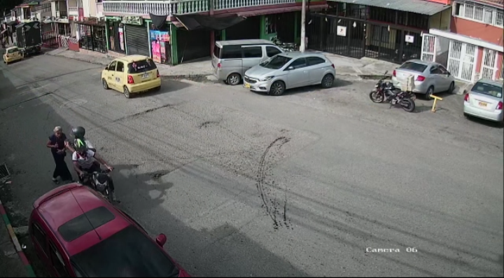 abuela no se dejo robar de ladrones en moto e hizo caer a uno : Noticias de Colombia