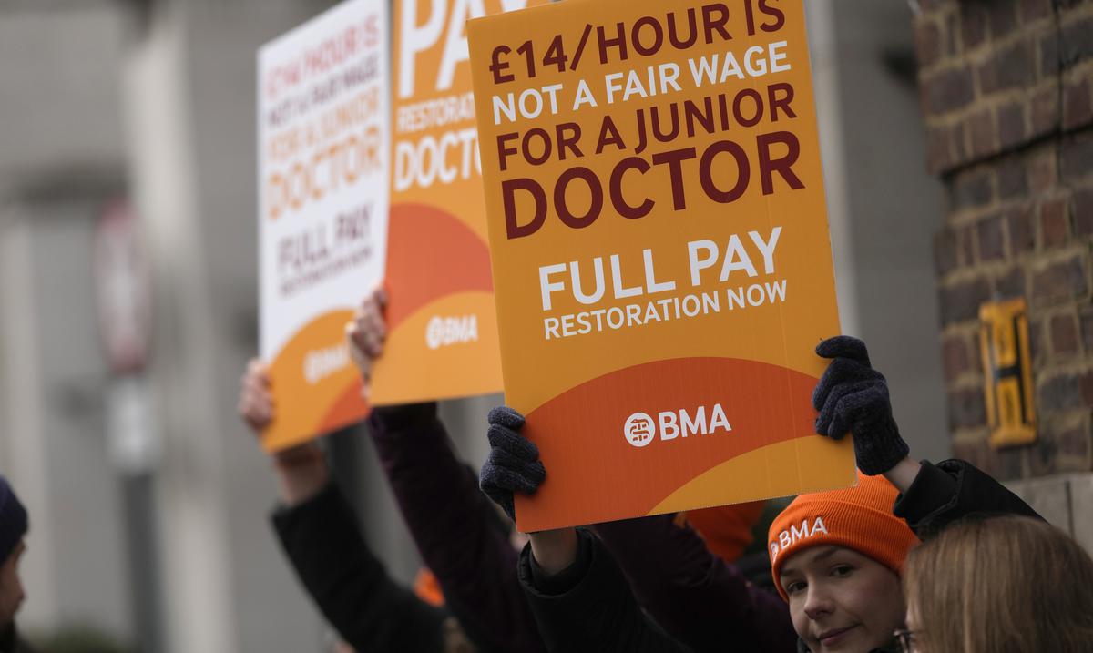 Miles de medicos en Inglaterra planifican nuevo paro laboral : Noticias de