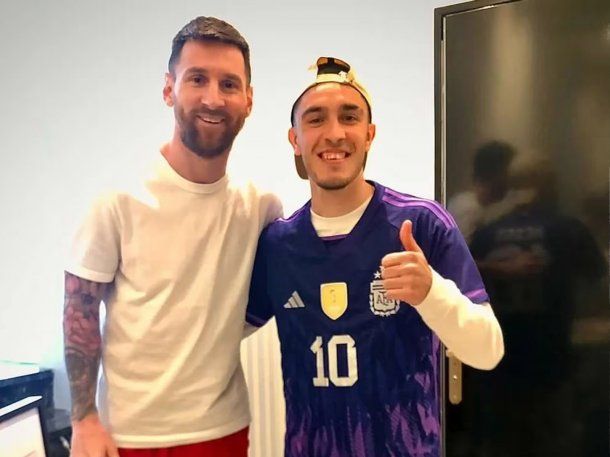 Acampo diez horas en la puerta de la casa de Messi y la "Pulga" lo invito a entrar : Deportes de Argentina