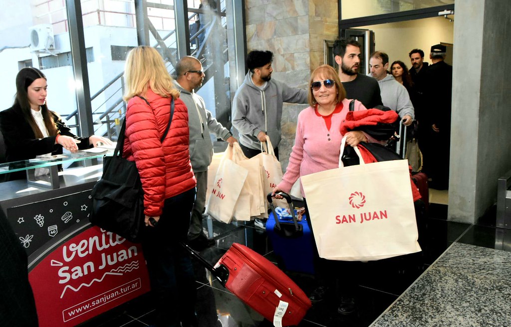 Comenzo a operar el renovado aeropuerto Domingo F. Sarmiento : Entretenimiento de Argentina