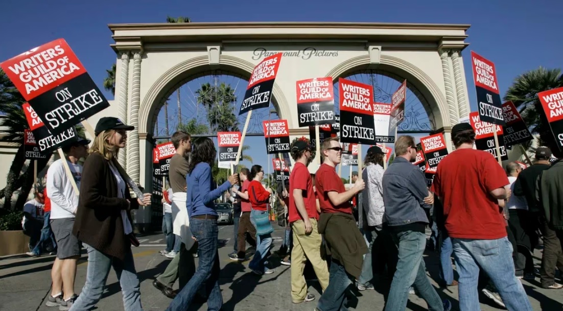 El sindicato de escritores de Hollywood anuncio una huelga indefinida tras no llegar a un acuerdo con los grandes estudios y plataformas de la industria : Entretenimiento de Argentina