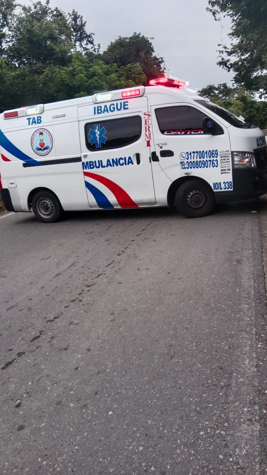 Motociclista perdio el control en via del Tolima y con su pasajero fue a dar a un rio : Noticias de Colombia