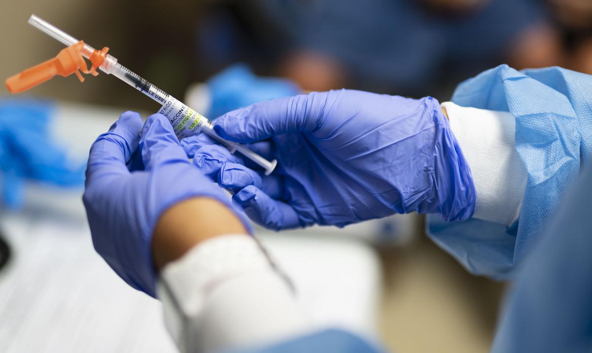 Timida respuesta de la ciudadania a la vacuna bivalente contra el COVID-19 : Noticias de Puerto Rico