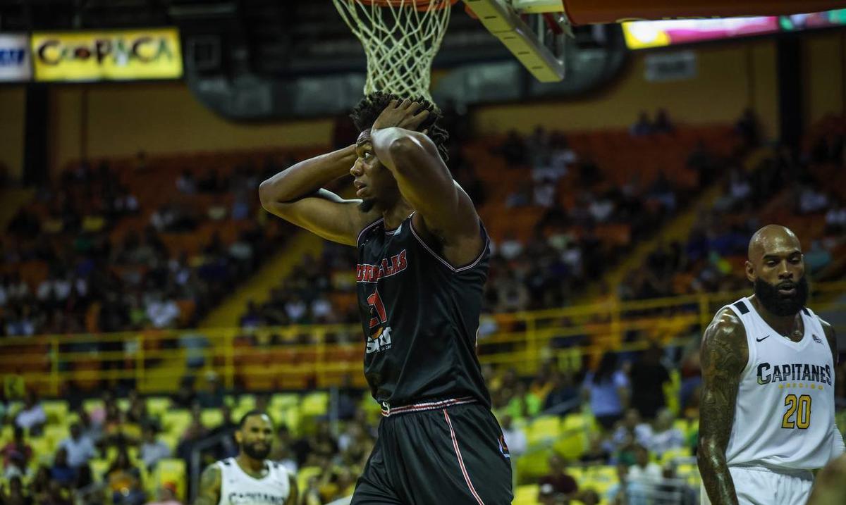 El oficial de seguridad de los Capitanes empujado por Hassan Whiteside esta recluido en un hospital : Deportes de Puerto Rico