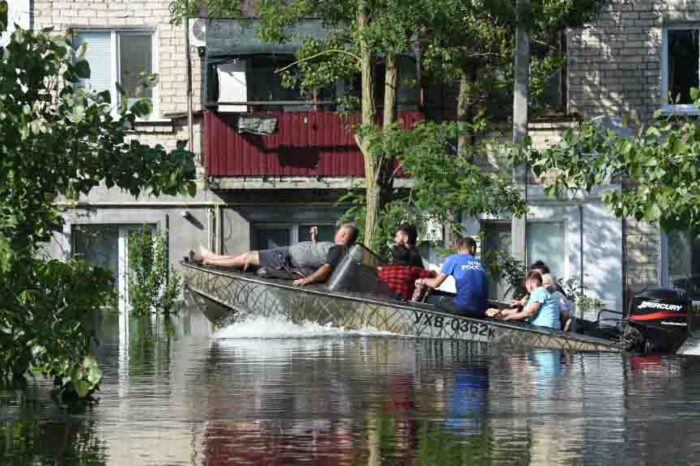 Las inundaciones por la ruptura de la represa en Ucrania dejan al menos 10 personas muertas : Noticias de