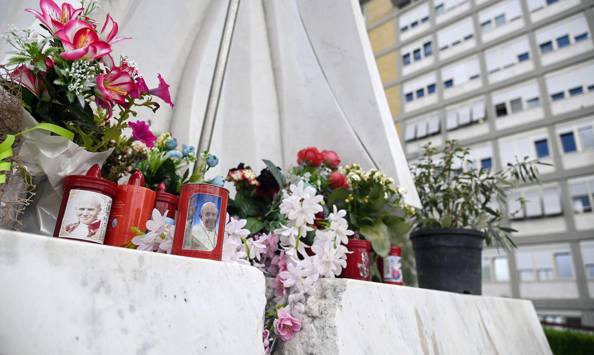 Papa Francisco se mejora y trabaja desde el hospital : Noticias de