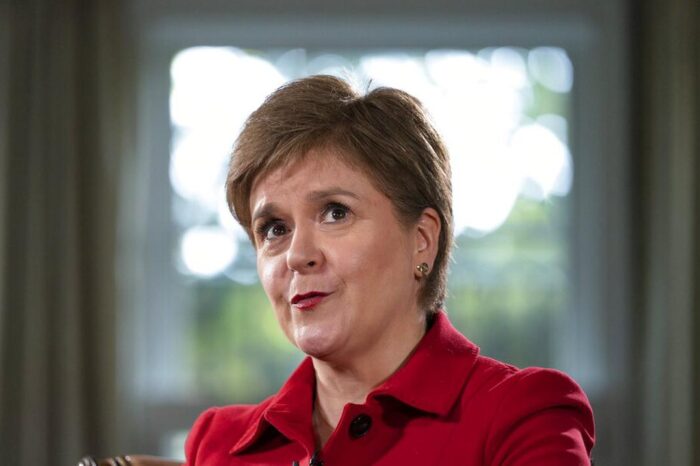 Arrestan a ex primera ministra escocesa como parte de investigacion a finanzas del Partido Nacional Escoces : Noticias de