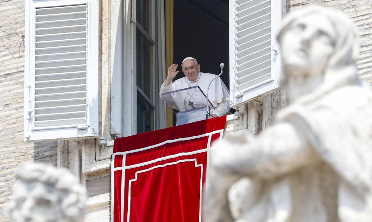 El papa Francisco reaparece ante los fieles tras su operacion y agradece “de corazon” el afecto : Noticias de