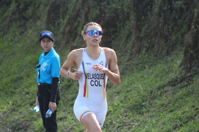 La colombiana Maria Carolina Velasquez, campeona del Continental de Triatlon en Chinchina : Deportes de Colombia