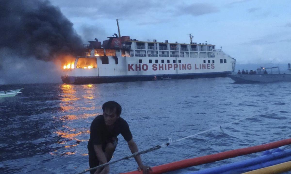 Rescatan a las 120 personas a bordo de ferry filipino que se incendio en el mar : Noticias de