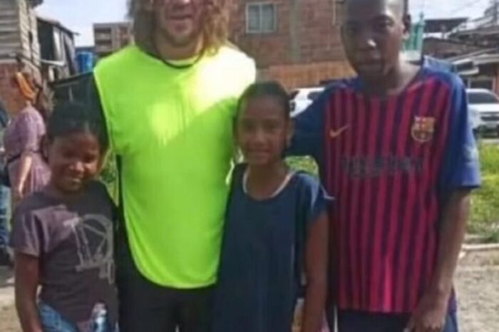 Carles Puyol, exjugador del Barcelona, estuvo en Buenaventura jugando con niños : Deportes de Colombia