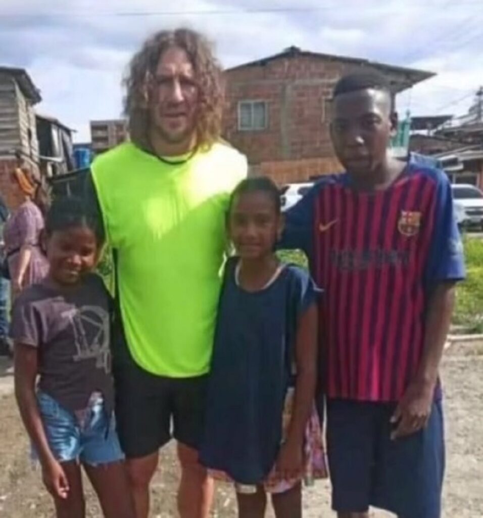 Carles Puyol, exjugador del Barcelona, estuvo en Buenaventura jugando con niños : Deportes de Colombia