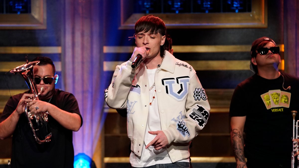 Peso Pluma hara el lanzamiento de la primera bola en el partido de los Dodgers vs. Piratas : Deportes de Puerto Rico