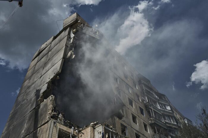 Misiles rusos impactan ciudad natal del presidente ucraniano, dejando un saldo de seis muertos : Noticias de