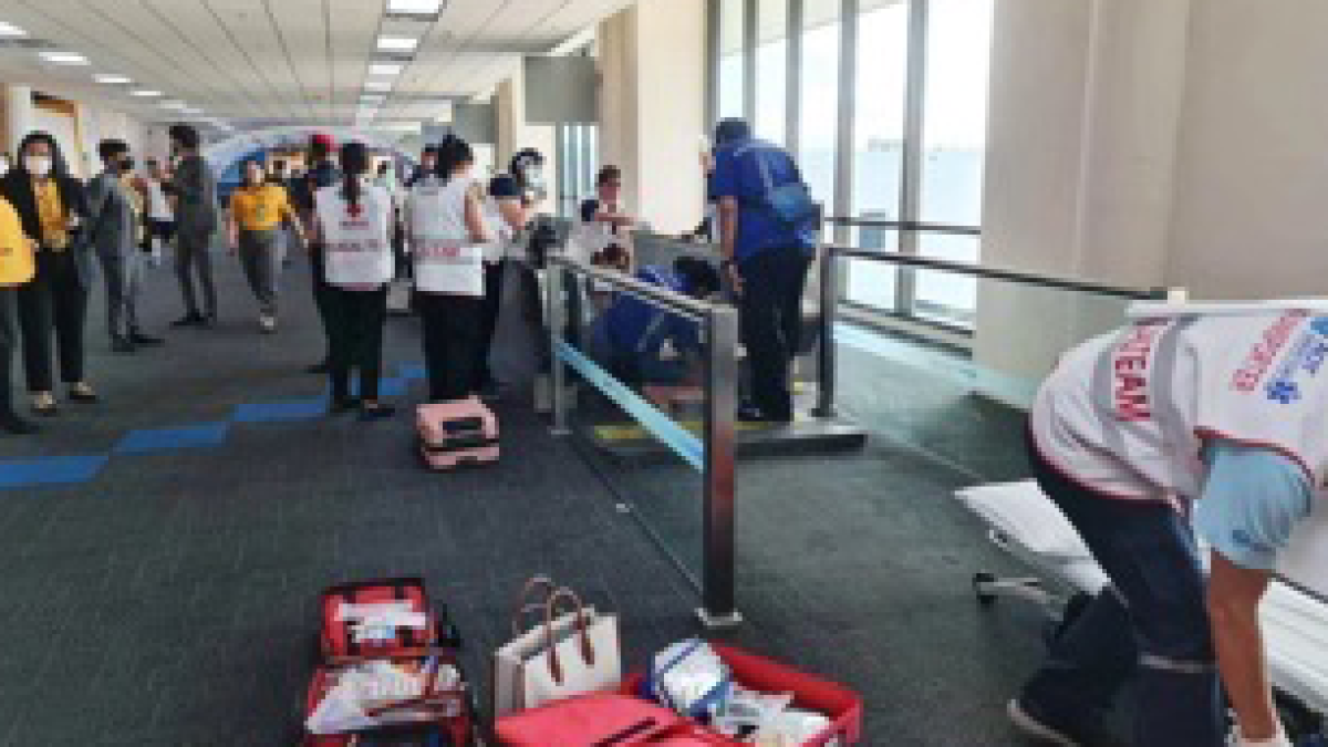 Le amputan la pierna tras quedar atascada en una pasarela movil del aeropuerto : Noticias de