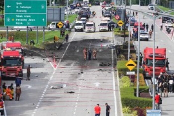 Jet privado se estrella en una autopista en Malasia, matando 8 a bordo y dos en carretera : Noticias de