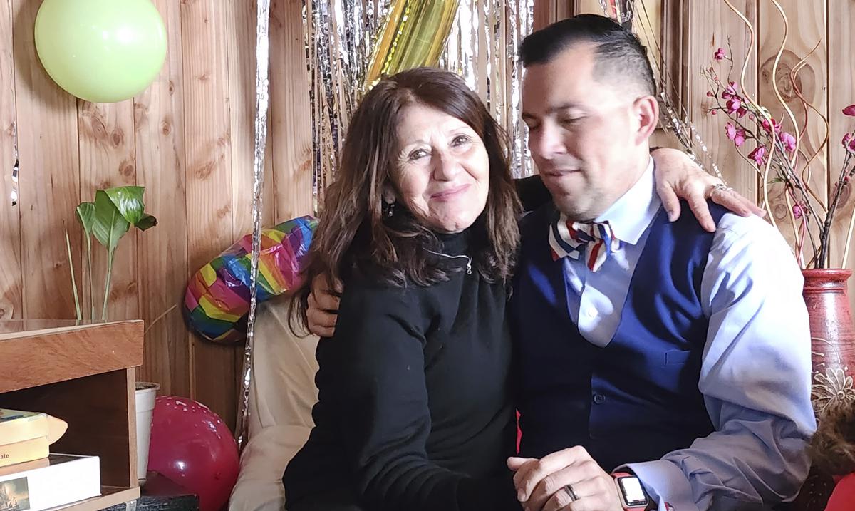 Hijo robado al nacer hace 42 años en Chile abraza entre lagrimas a su madre biologica por primera vez : Noticias de