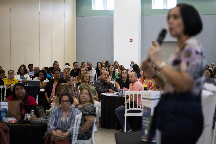 Directores escolares favorecen la tarjeta de compras que les entrego el Departamento de Educacion : Noticias de Puerto Rico