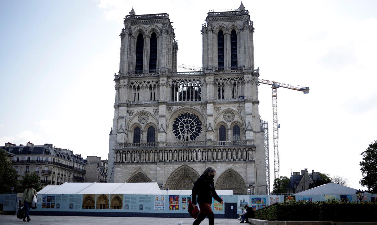 El responsable de la reconstruccion de la catedral Notre Dame en Paris muere al caer de una montaña : Noticias de
