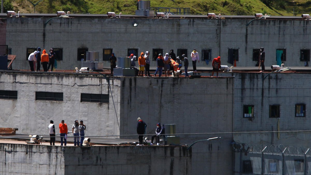 Crisis carcelaria en Ecuador: reos amotinados mantienen retenidos a guardias y policias : Noticias de