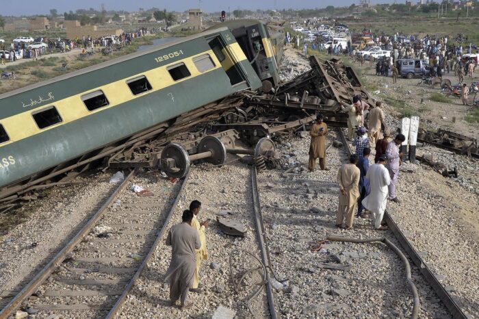 Descarrilamiento de un tren en el sur de Pakistan deja al menos 30 muertos y 90 heridos : Noticias de