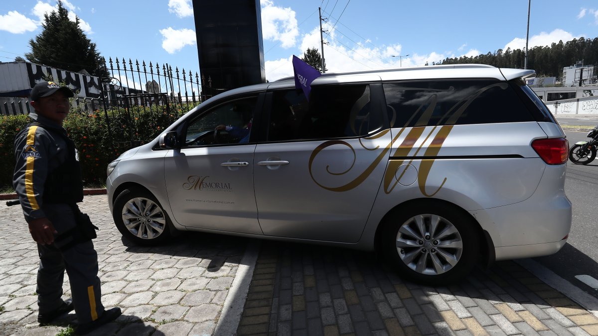 Ecuador: cuerpo de candidato presidencial asesinado llega a la funeraria donde sera velado : Noticias de