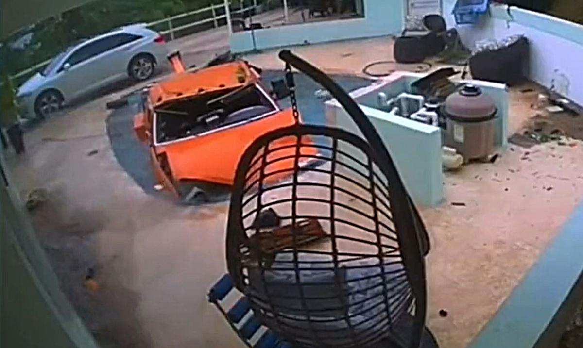 Una grua cae en la piscina de una residencia en un accidente reportado en Naranjito : Noticias de Puerto Rico