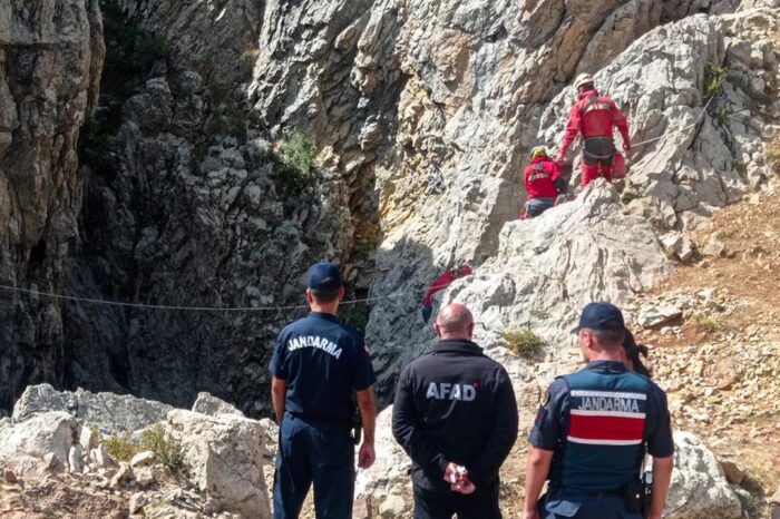 Expertos tratan de rescatar a un cientifico estadounidense atrapado en una cueva en Turquia : Noticias de