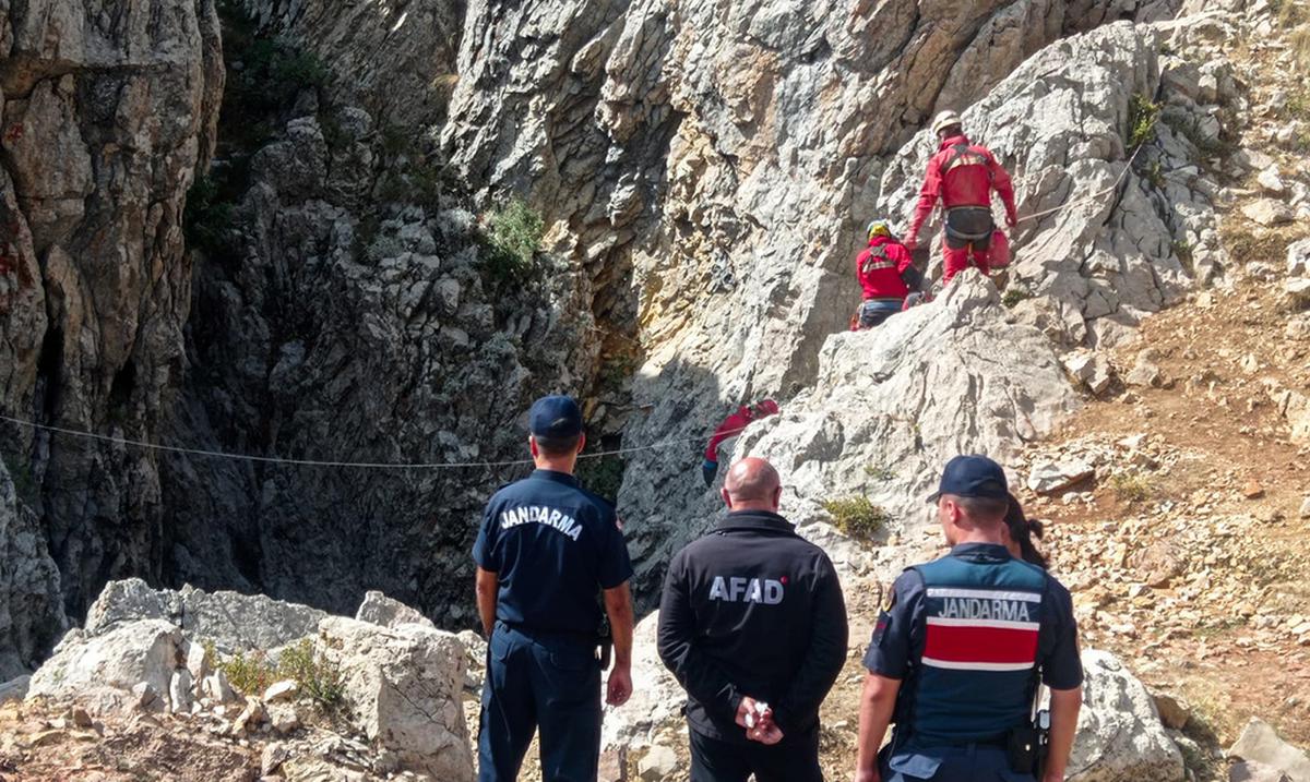Expertos tratan de rescatar a un cientifico estadounidense atrapado en una cueva en Turquia : Noticias de