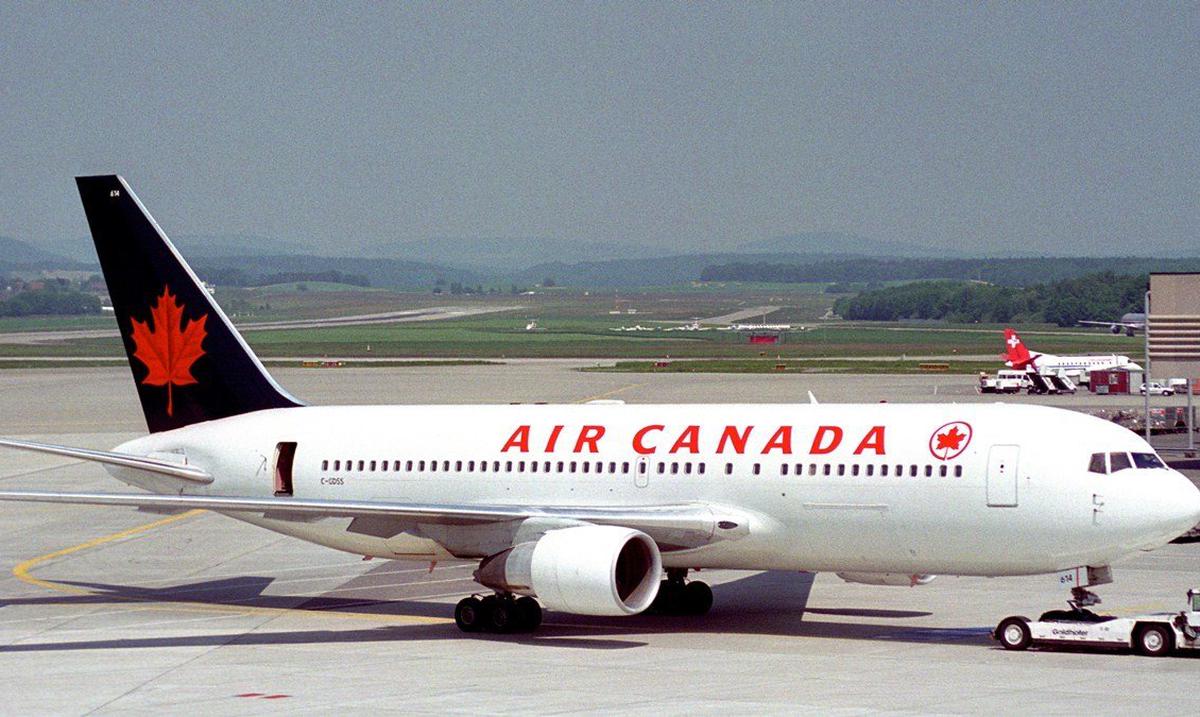 Expulsan a dos pasajeras de un vuelo por presuntamente negarse a usar asientos llenos de vomito : Noticias de