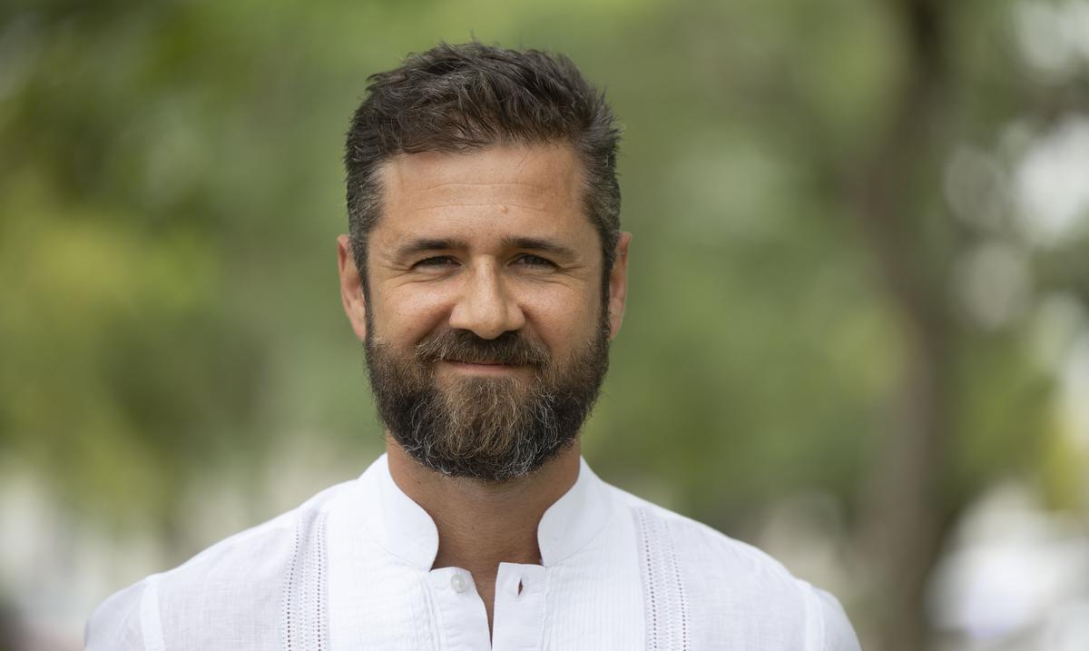 Hermes Croatto sorprende sirviendo cafe en una panaderia en Rio Piedras : Entretenimiento de Puerto Rico