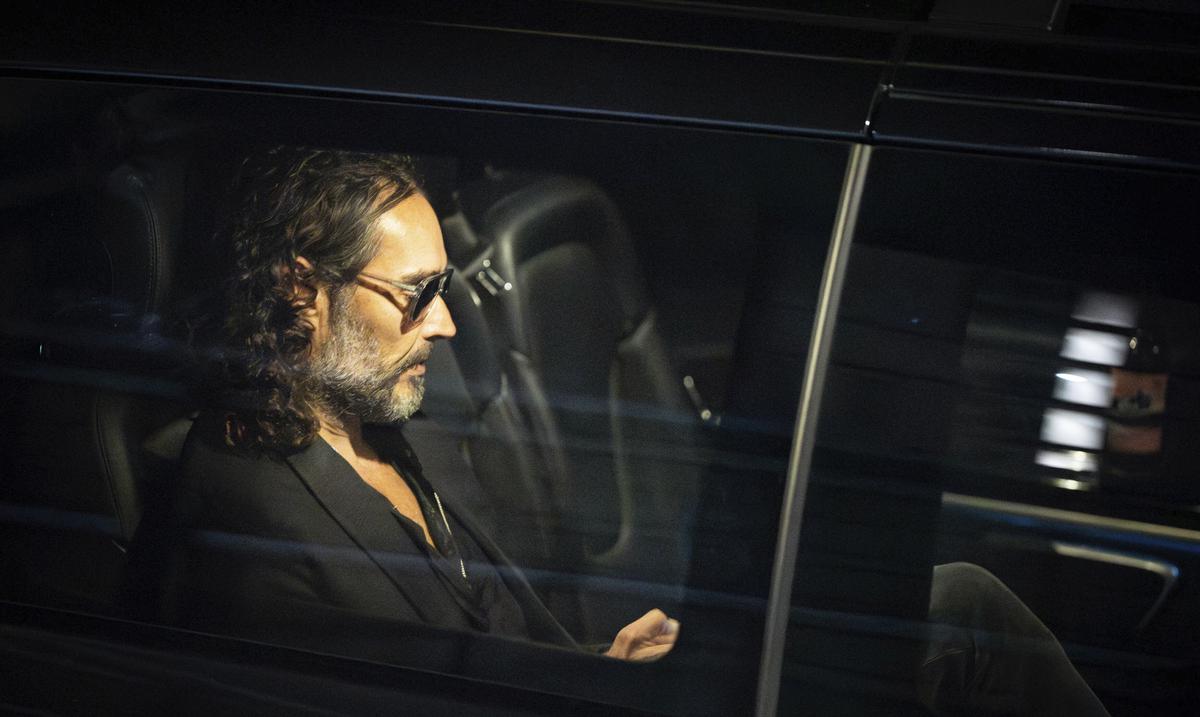 Alegan que Russell Brand usaba un auto de la BBC para recoger a una de sus presuntas victimas : Entretenimiento de Puerto Rico