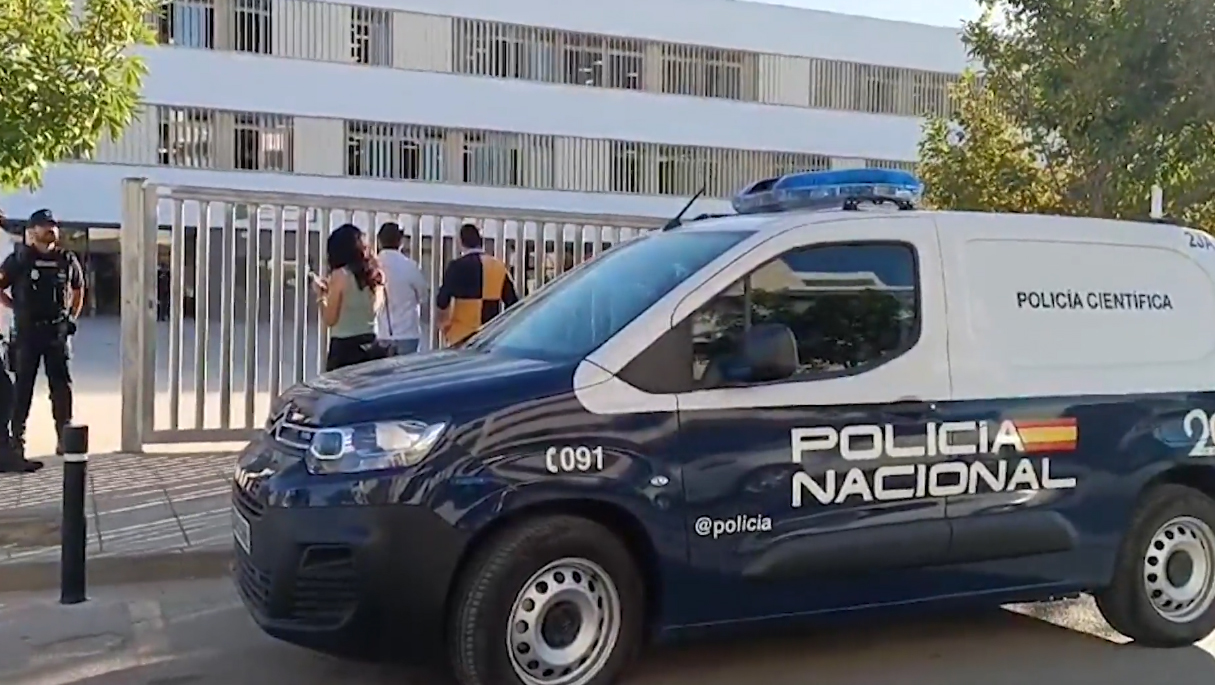 Detector de metales, pasillos curvos, setos bajos, camaras… las medidas que toman en EEUU para impedir ataques en los institutos