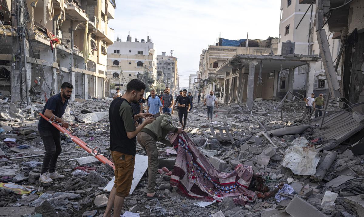 Palestinos de Gaza huyen a refugios de la ONU, pero en ningun lugar estan a salvo : Noticias de