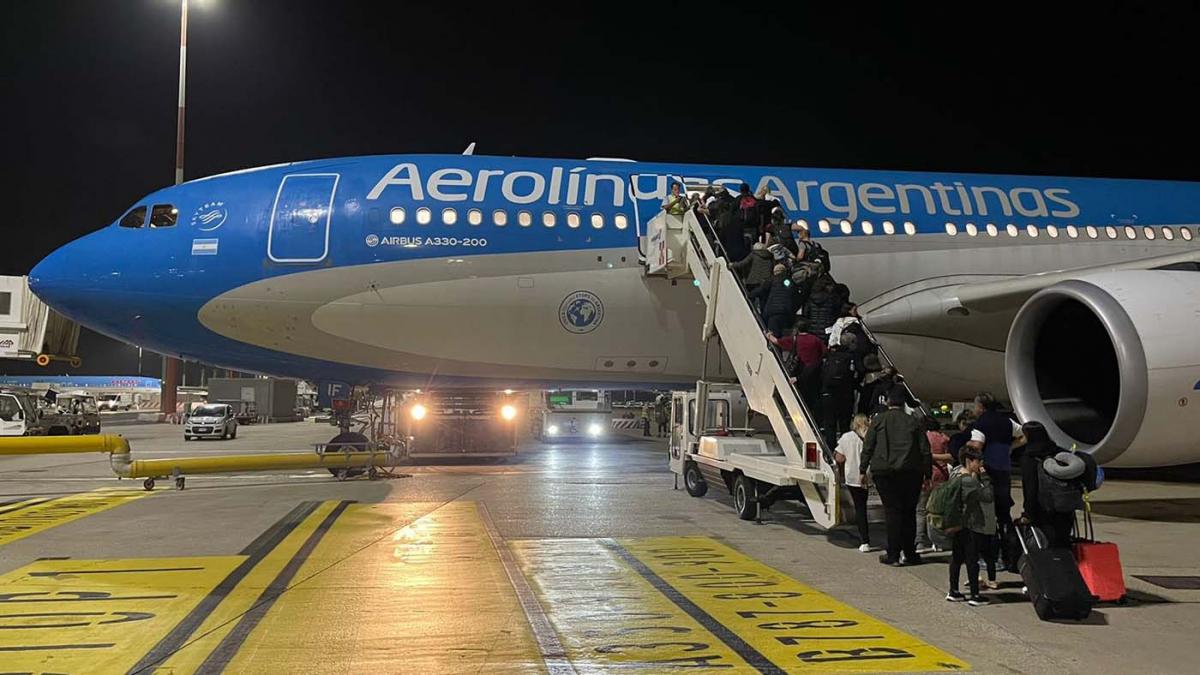 Llego al pais el vuelo de Aerolineas Argentinas con los primeros repatriados de Israel : Noticias de Argentina