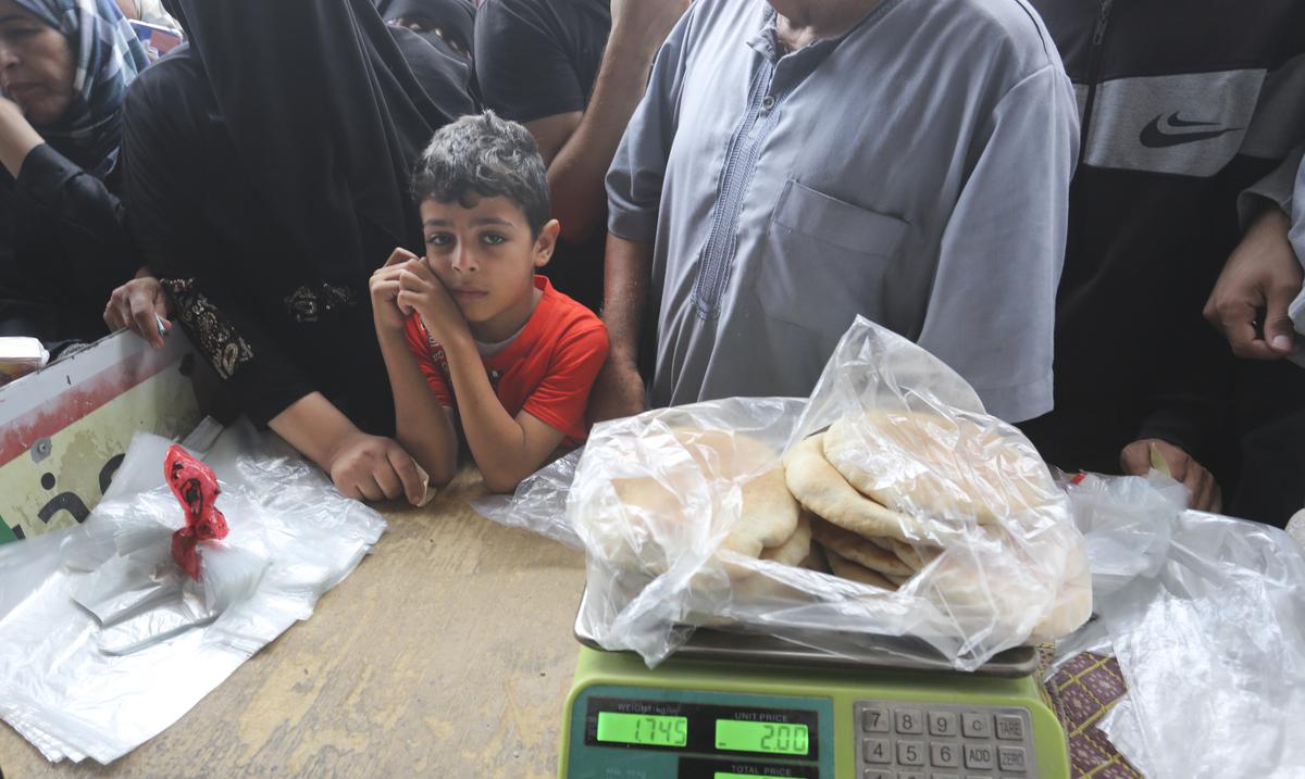 Miles de personas en Gaza irrumpen en los almacenes de las Naciones Unidas para llevarse harina y productos basicos de higiene : Noticias de