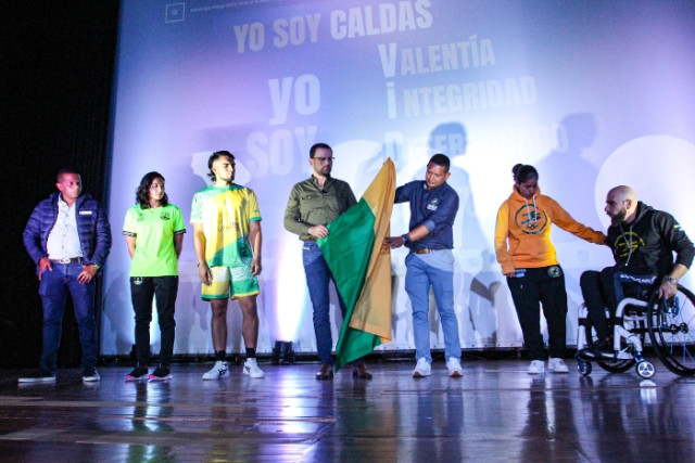 “¡Yo soy Caldas!” Deportistas recibieron la bandera para los Juegos Nacionales : Deportes de Colombia