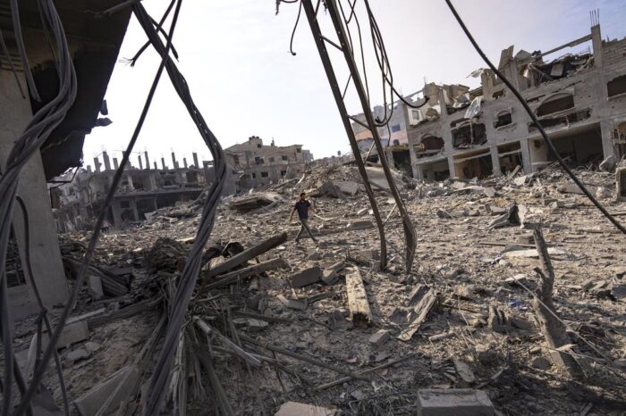 Mientras los ataques arrasan Gaza, Israel forma gobierno de unidad para supervisar la guerra : Noticias de