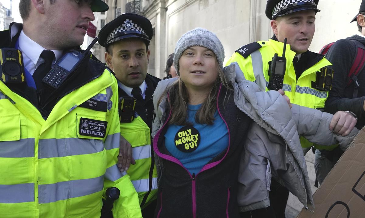 Acusan a Greta Thunberg de alteracion al orden publico tras ser arrestada en una protesta en Londres : Noticias de