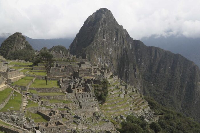 Autoridades en Peru cierran la ruta principal que conduce a Machu Picchu tras caida de piedras e incendio forestal : Noticias de