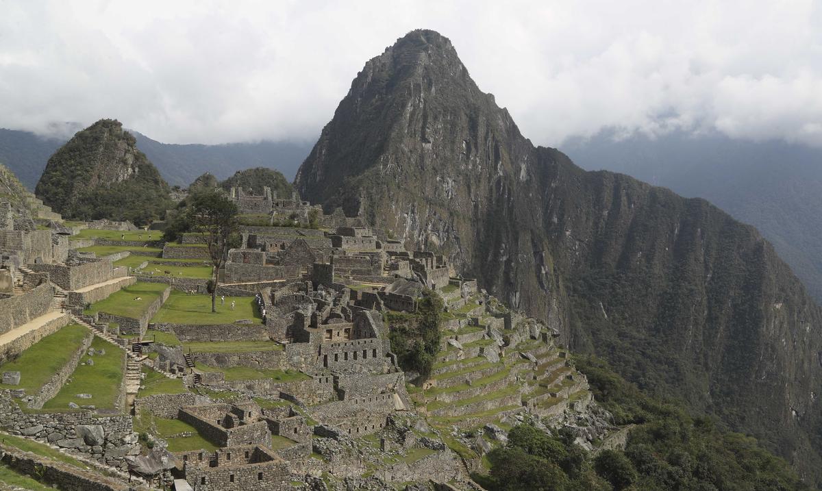 Autoridades en Peru cierran la ruta principal que conduce a Machu Picchu tras caida de piedras e incendio forestal : Noticias de