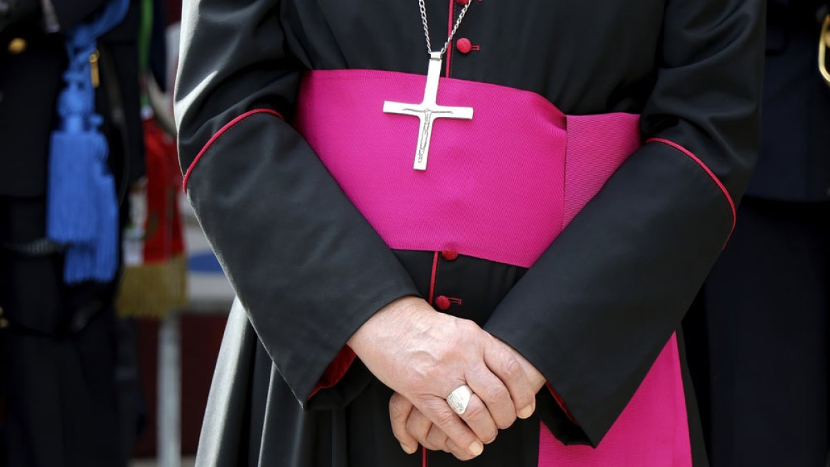 Obispo renuncia tras escandalo por una denuncia sobre orgia con un trabajador sexual : Noticias de