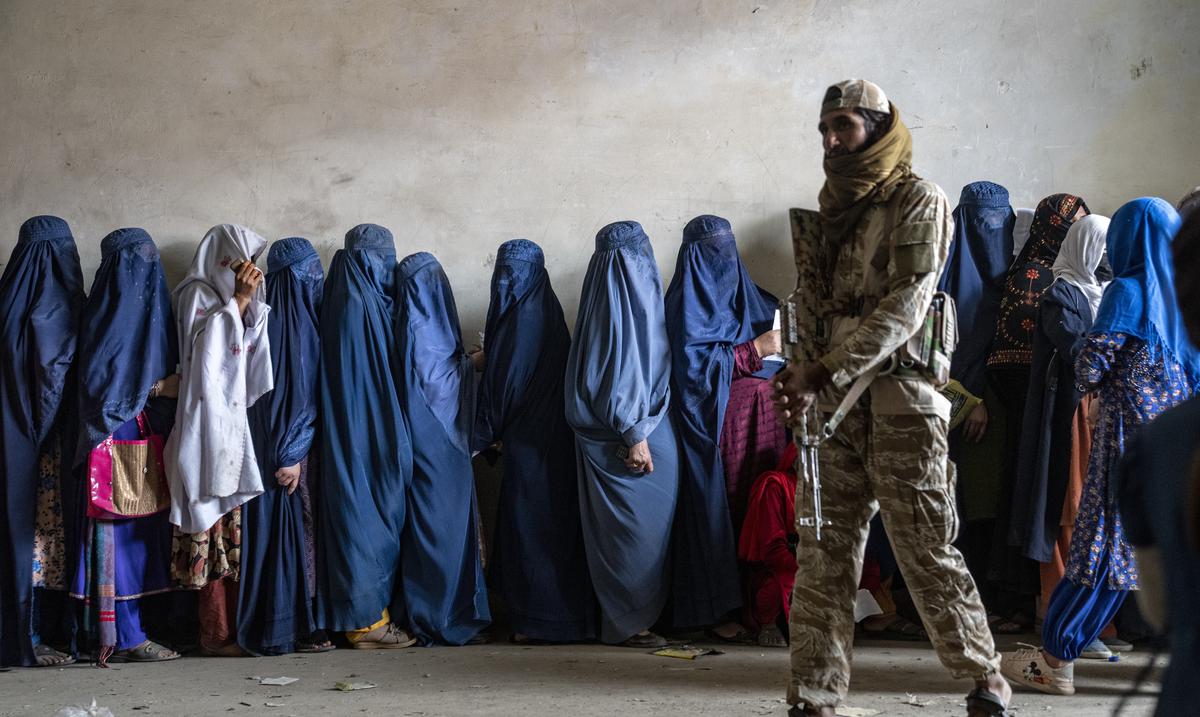 Se triplica el acoso cibernetico hacia mujeres afganas activas en la politica desde el ascenso del Taliban : Noticias de