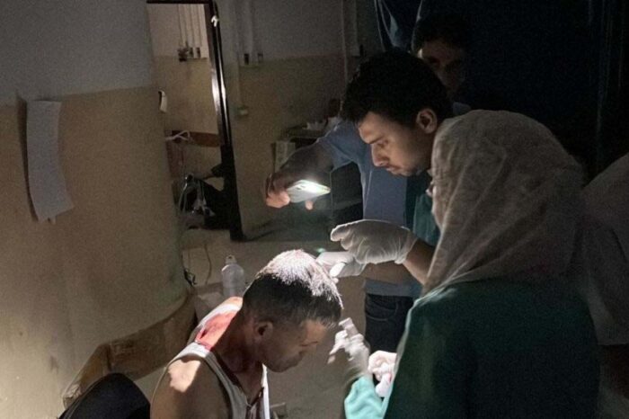 Miles de personas huyen del mayor hospital de Gaza, pero cientos, incluidos bebes, siguen atrapados : de