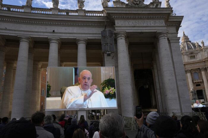 El papa Francisco cancela su aparicion semanal en una ventana del Vaticano : de