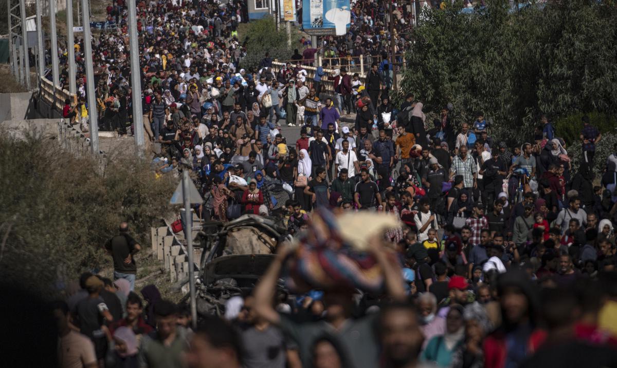 Miles de personas que se refugiaban en hospitales de la Ciudad de Gaza huyen en medio de ataques : Noticias de