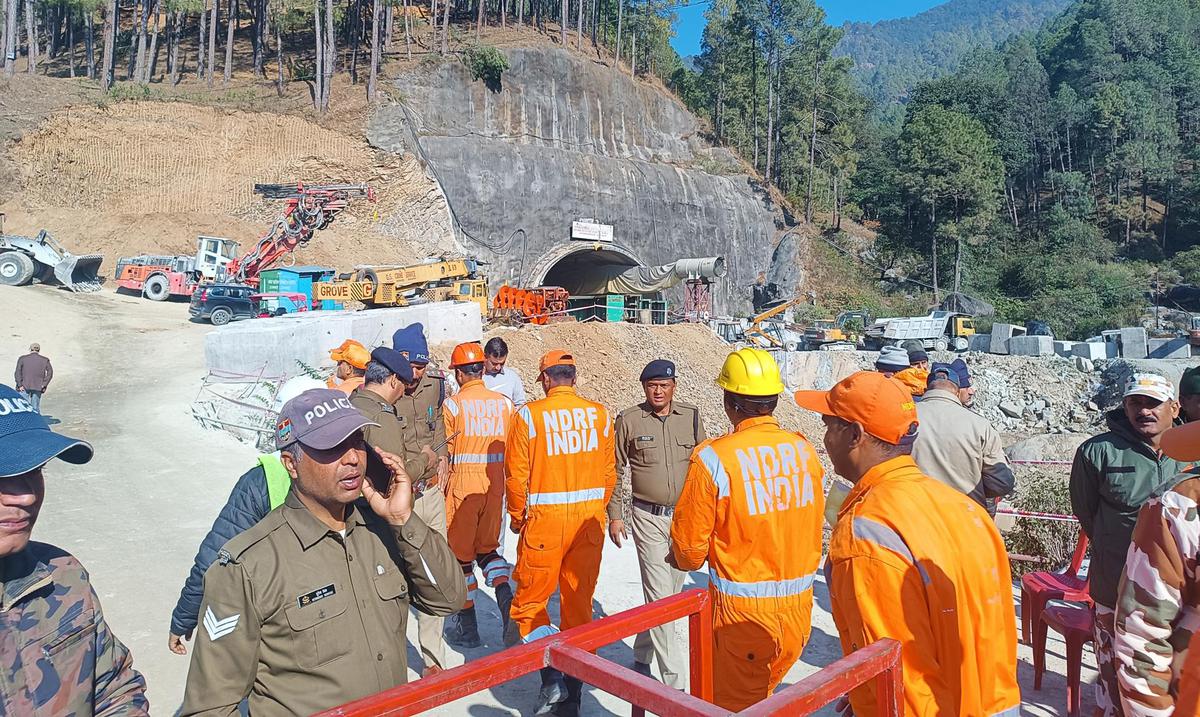 Nuevos percances en el rescate de 41 obreros atrapados en un tunel en India tras 14 dias : de